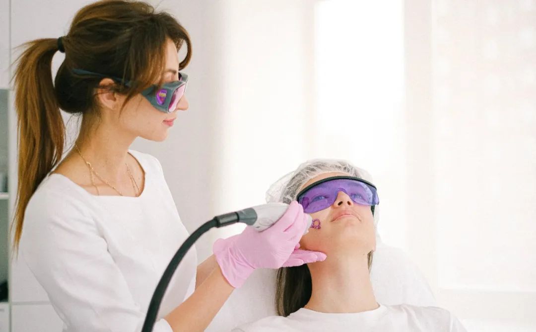 痘痘留下的凸起瘢痕怎么去除,痘痘好了留下肉疙瘩怎么治疗