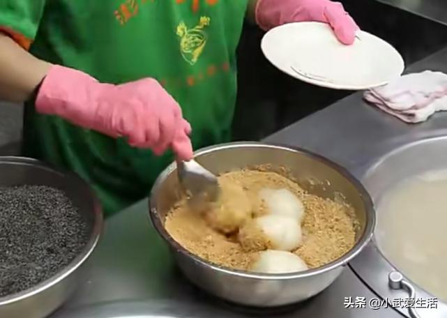 台湾人气小吃烧麻糬，糯米团煮熟蘸花生粉，软糯香甜吃过就忘不掉