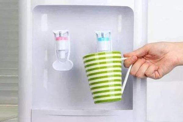 烧开的自来水和矿泉水哪个更健康,桶装水和烧开的自来水混合一起喝