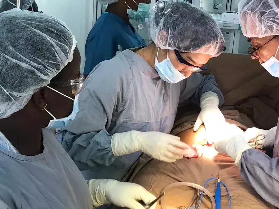 医者仁心，情洒非洲，一曲《成都》让他红了眼眶——记全国援外医疗工作先进个人李昂（中英文）