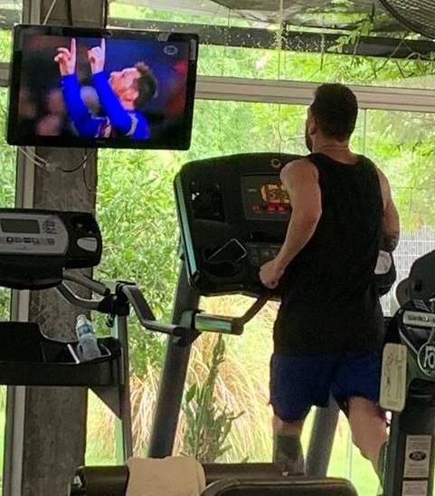 内马尔微醺中狂欢跨年，梅西C罗却仍不忘挤时间玩命训练