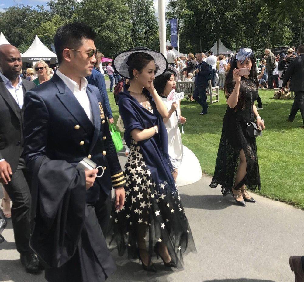 周冬雨赵丽颖时尚芭莎,周冬雨赵丽颖颁奖典礼