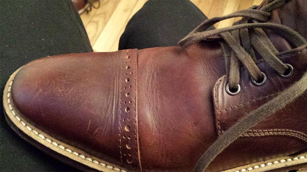 皮鞋松了有什么办法解决,皮鞋一只松一只紧是怎么回事