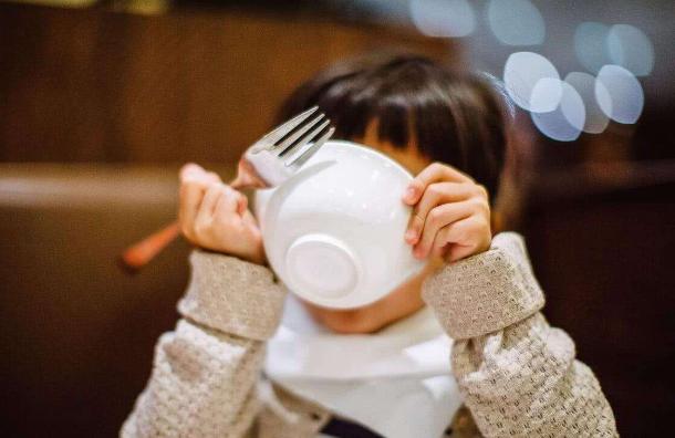 孩子不吃饭怎么办一招就搞定视频,怎么解决小孩不吃饭问题