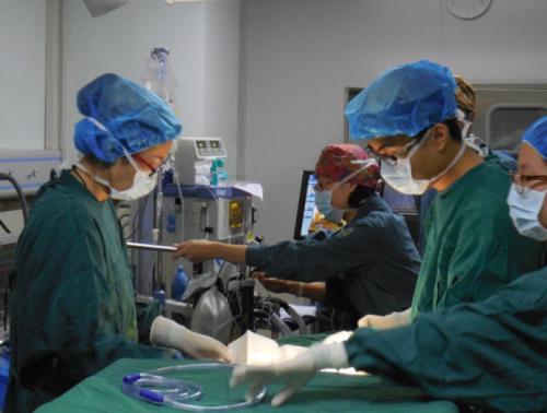 深夜产房:给植入性胎盘产妇接生,医生发现,胎盘碎在了子宫里