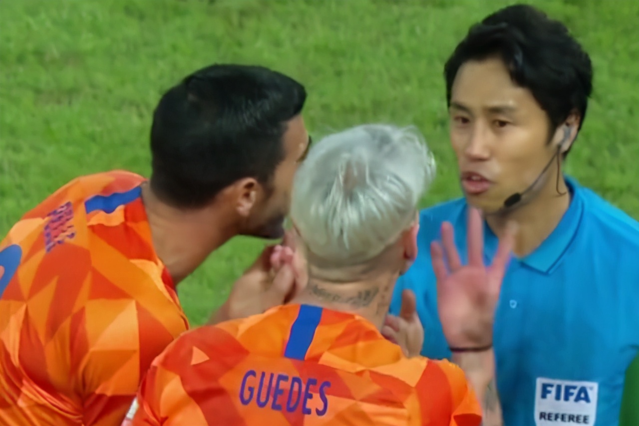 被“架空”的韩国主裁判？被惹怒的中超老好人？看看外面的世界吧
