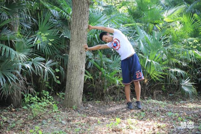 小臂拉伸细节,跳绳热身拉伸动作细节