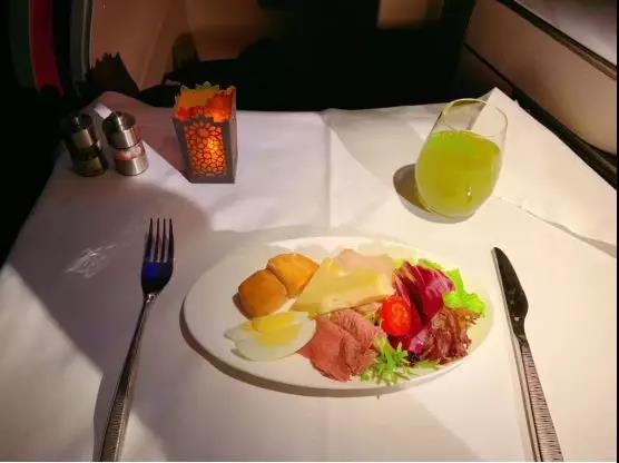 卡塔尔航空777经济舱体验,卡塔尔航空qsuite商务舱是哪个飞机