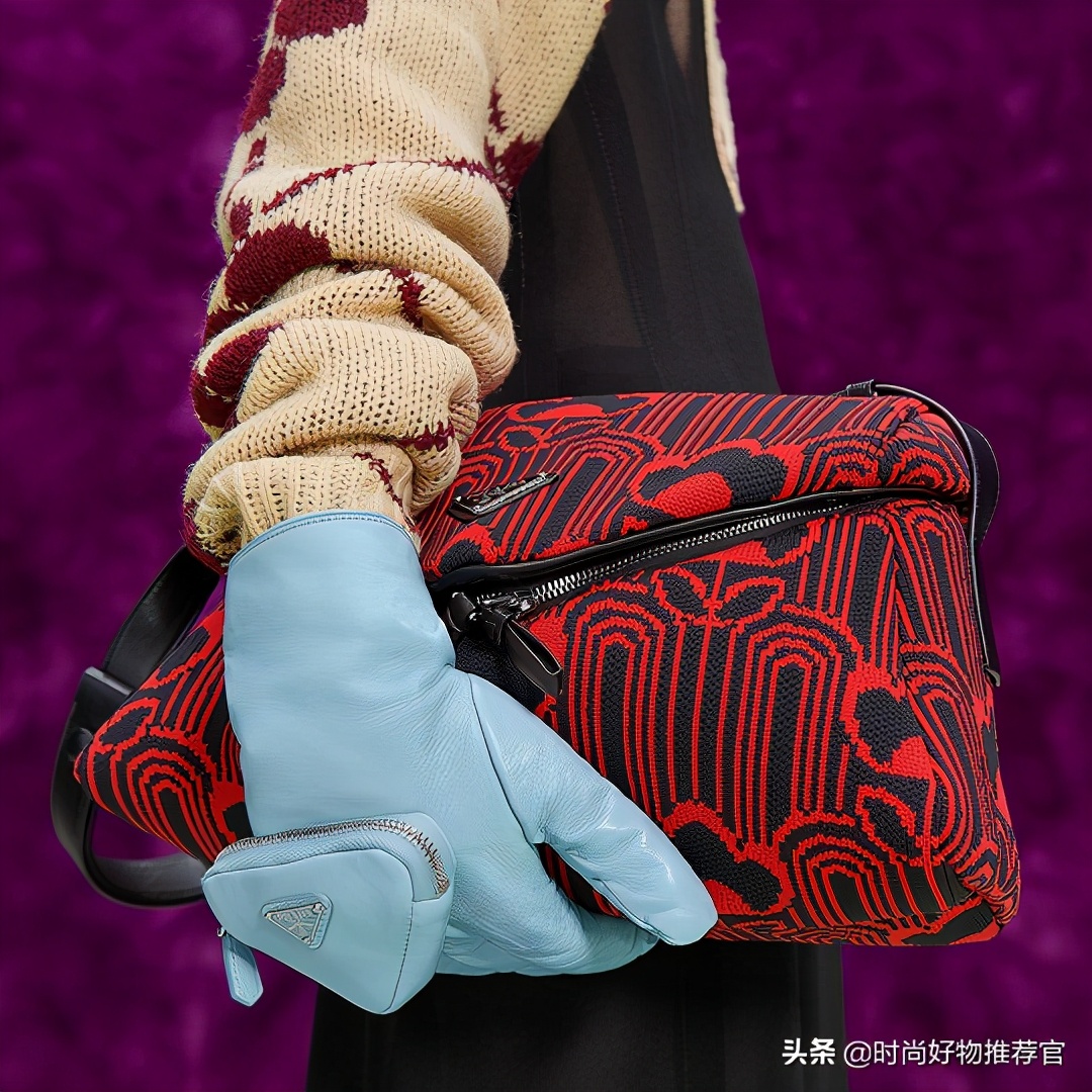 prada绗缝尼龙男士包,prada徽标印花帆布包