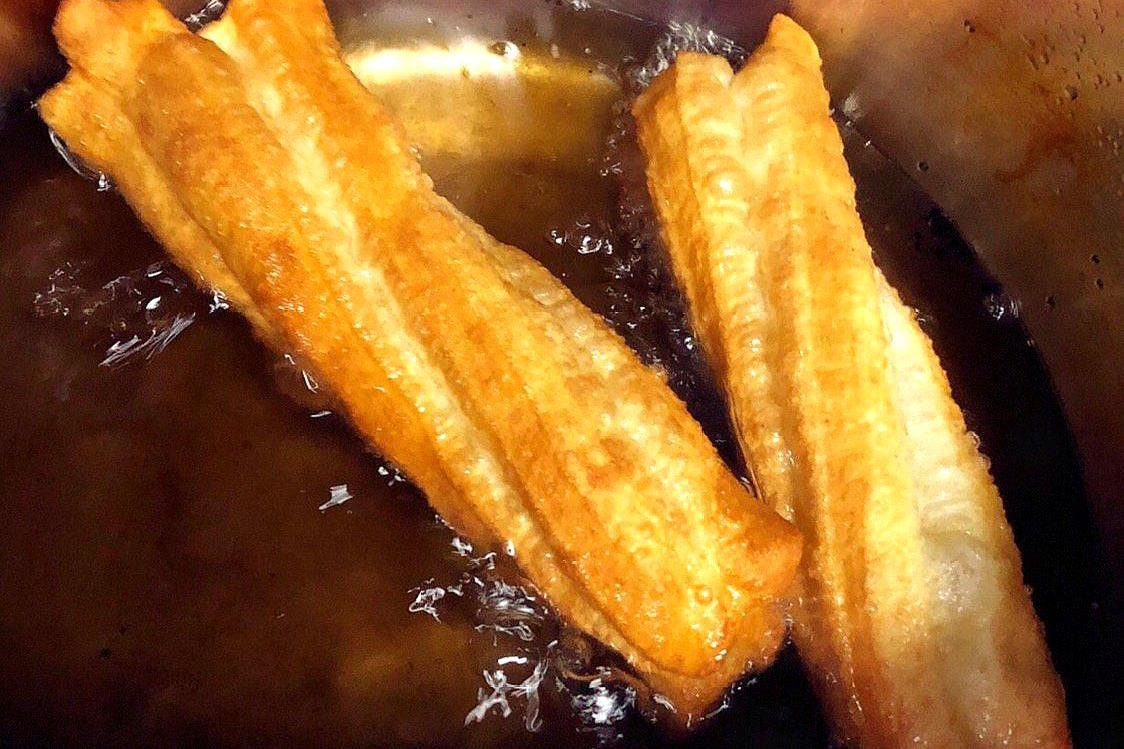 如何炸油条又脆又蓬松配方,家庭版炸油条怎样做才好吃窍门