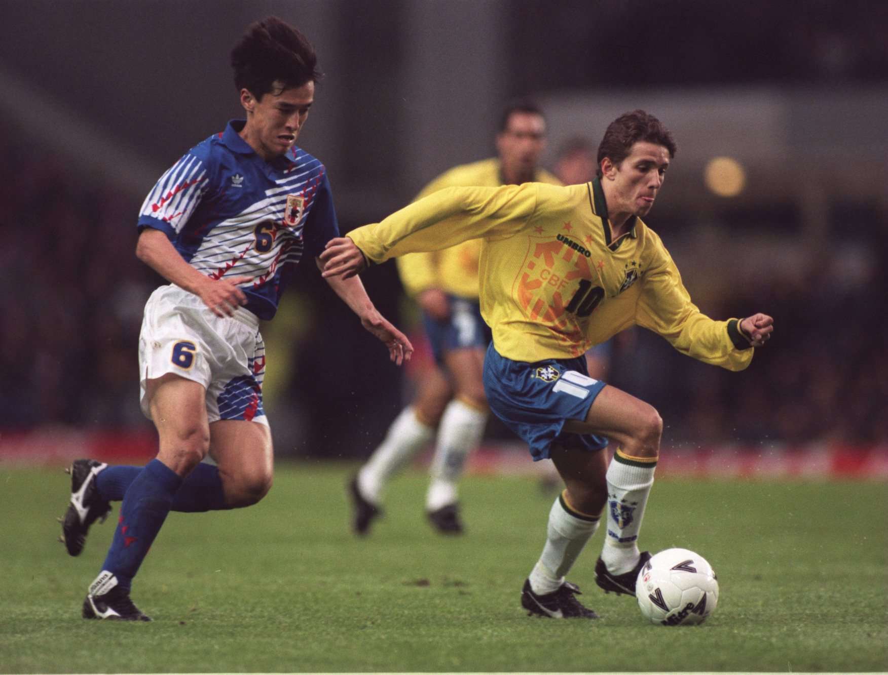 为什么巴西球员巅峰期短,小罗为什么没有打巴西