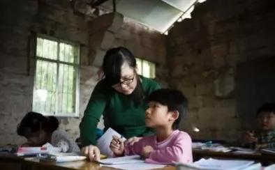 这位民师大姐,曾既教书又扫盲,获省教委表彰,是省三八红旗手