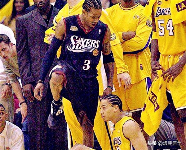 泰伦卢评价乔治两罚不中,泰伦卢场边给乔治讲解战术