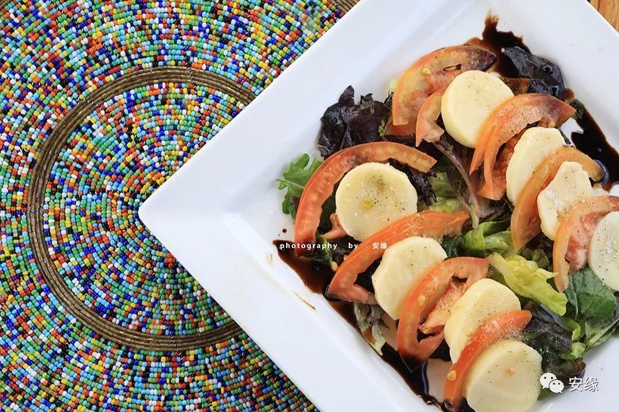 他，百亿富豪，常近乎全裸出现在公共视线里，却被英女王封为爵士