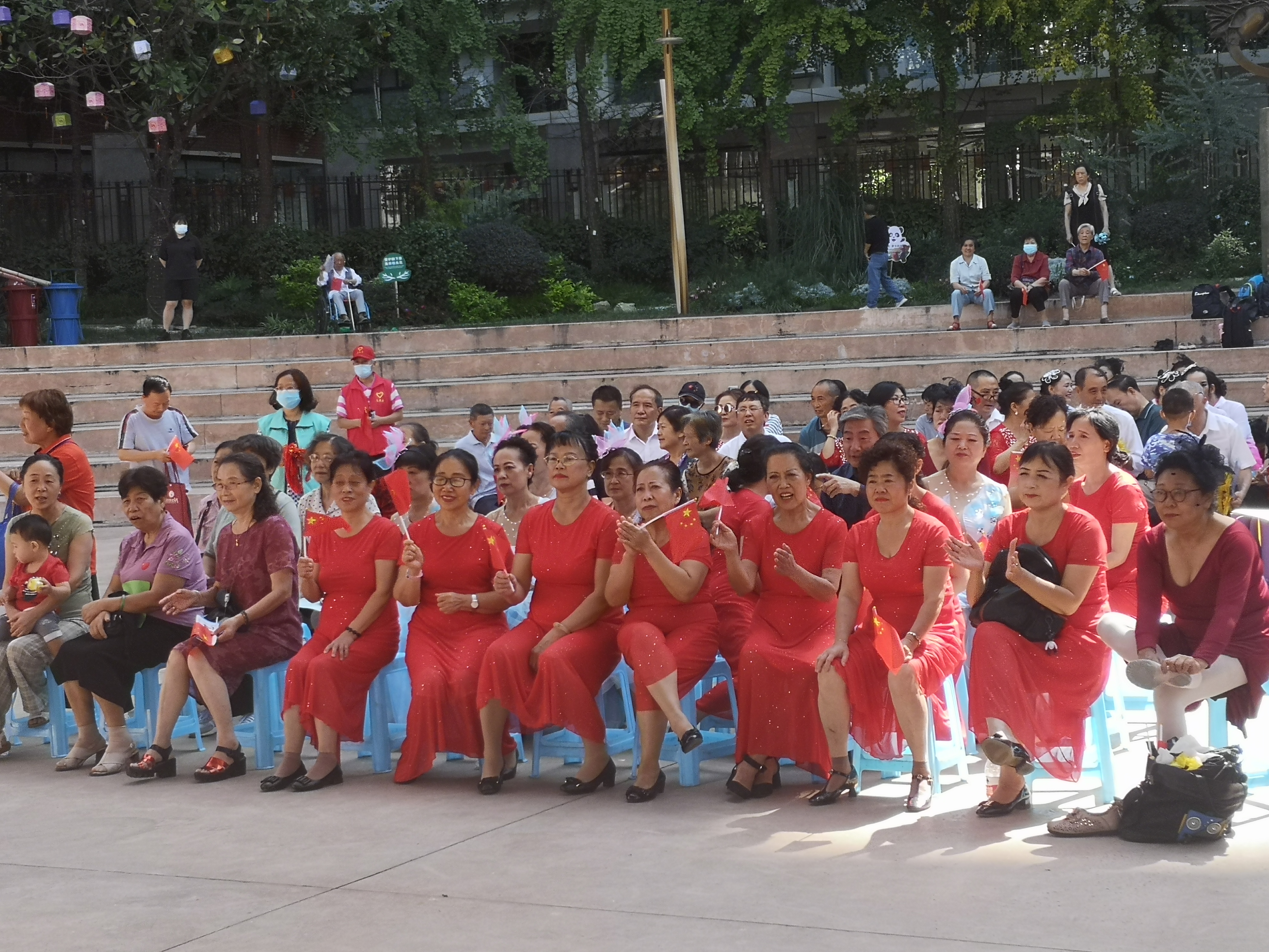 新生路社区：载歌载舞共贺祖国生日