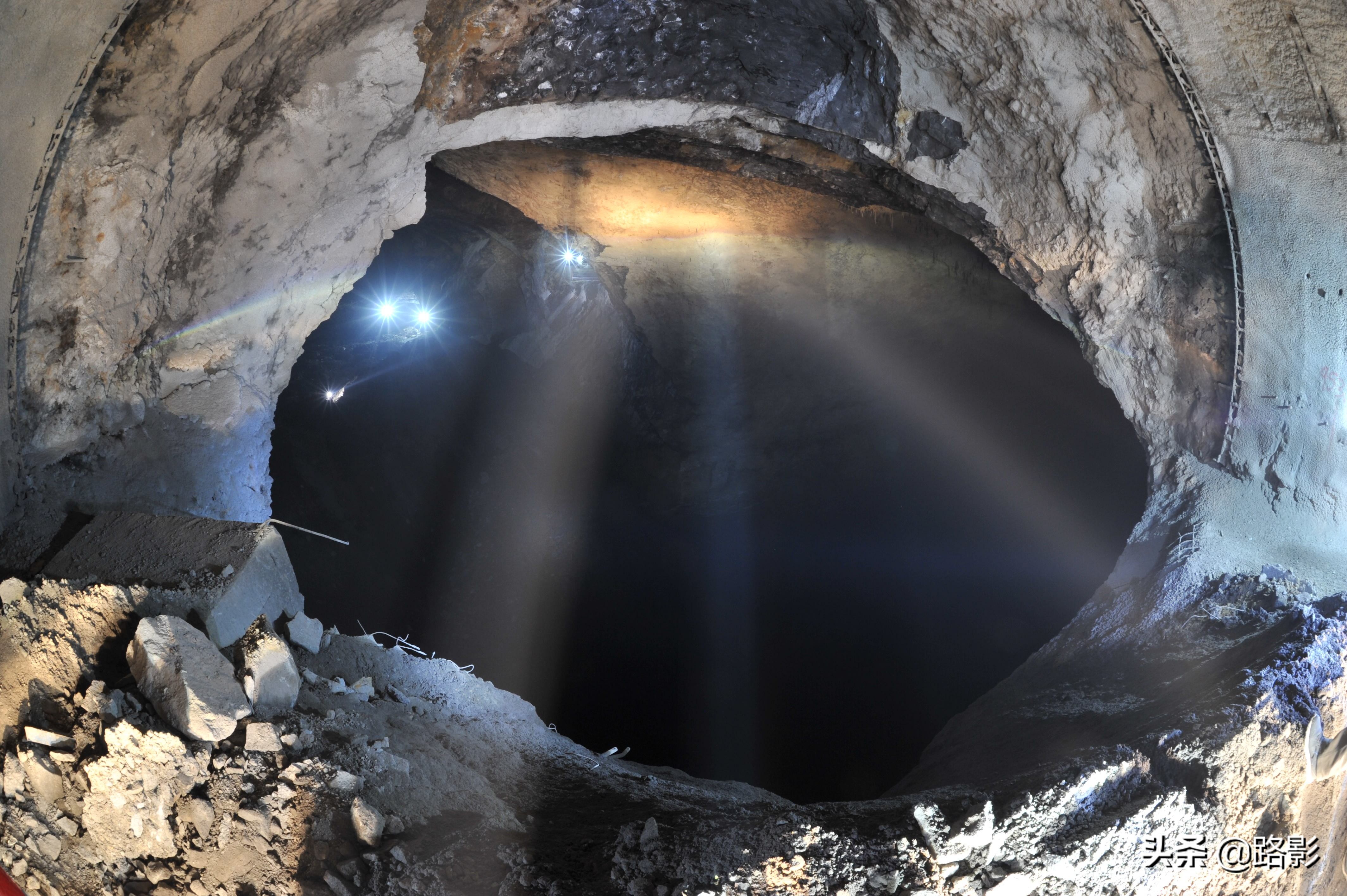 中国高铁隧道,溶洞铁路隧道