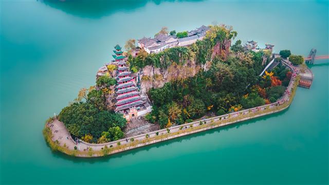 三峡游轮上水下水哪个好玩,三峡游轮上水和下水哪个好