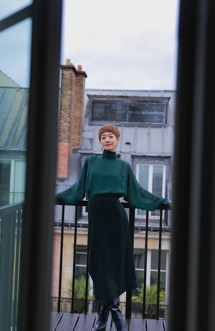 马伊琍简直是气质女神，墨绿色雪纺衫配半裙，尽显知性优雅感