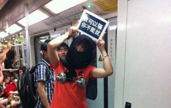 刚认识的女朋友向我要钱,女朋友老是向我拿钱靠谱吗