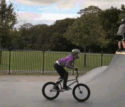 开心一笑：媳妇想吃鸡又不给买鸡钱，我只能上隔壁家借两只