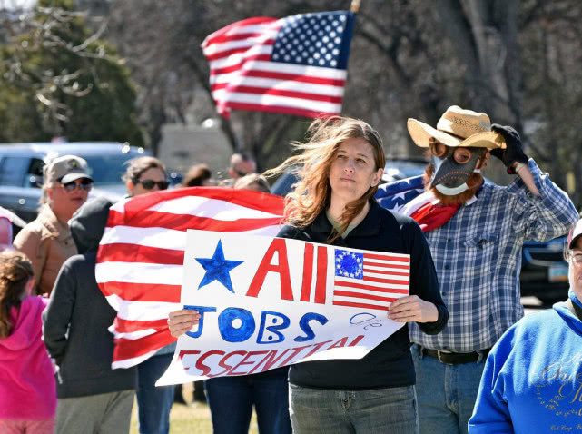美国民众街头反对战争,美国居民持枪面对抗议队伍