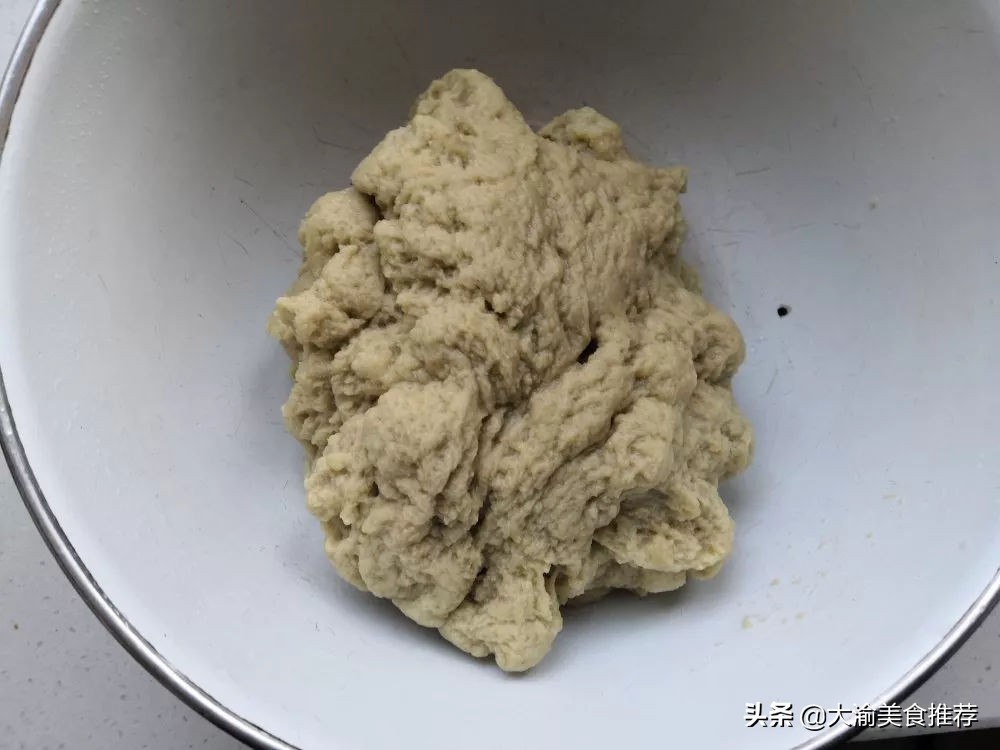 热门小吃摆摊烤面筋的做法,烤面筋也是很火爆的街边休闲小吃