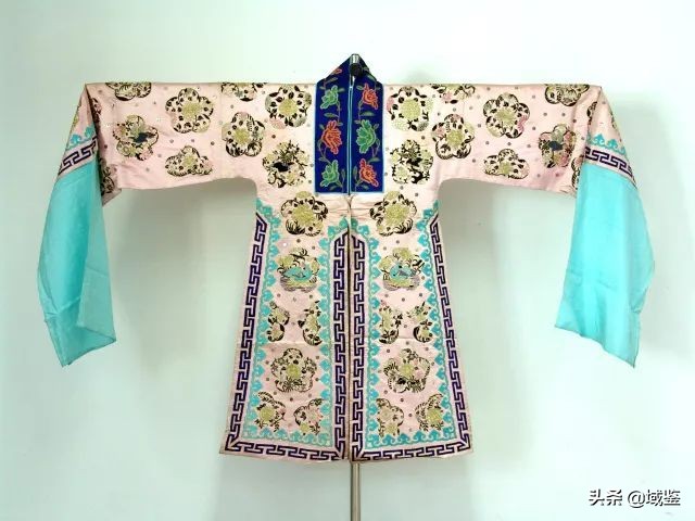 动辄数十万的京剧戏服，写满了中国故事