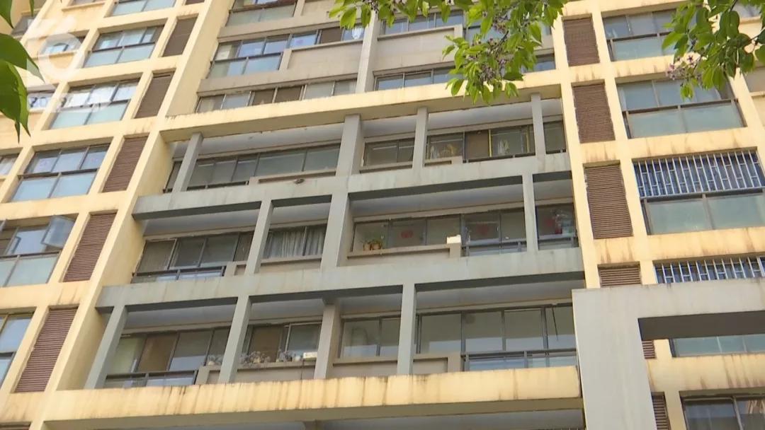 “一个火一样的东西落下来”，张女士的“*萨特帕**”被炸通了