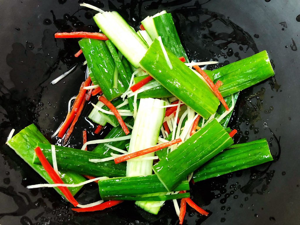 凉拌黄瓜时，切完记住别直接拌！多加1步，黄瓜又香又脆，超入味