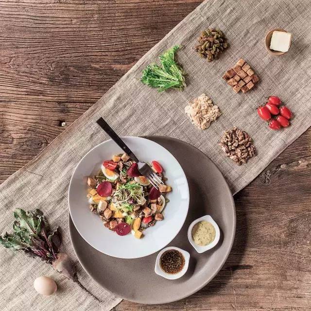 他在大理租下23个足球场大的地方，种菜、养牛、建农场日子过成诗