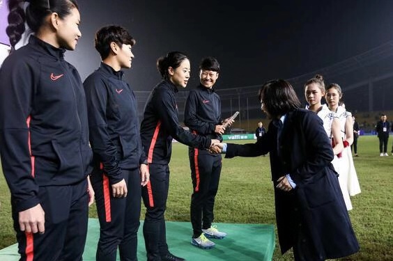 韩国女明星给中国粉丝惊喜,韩国女裁判惊艳全场