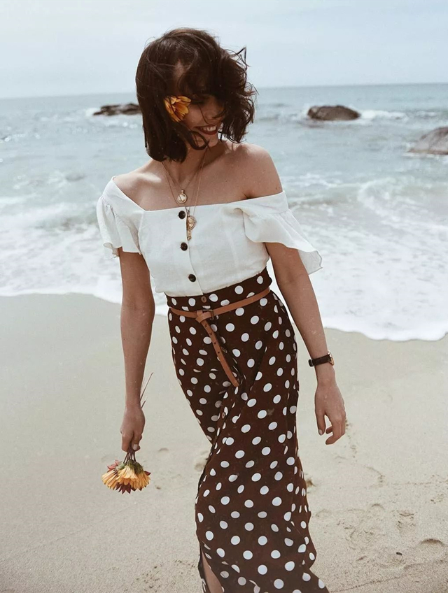 “三角妹”掌握扬长避短法，取舍上下身的优劣势，轻松穿出法式风