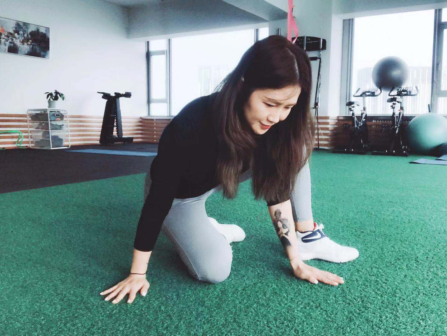 孕妇后期摔倒孕肚有什么症状,孕中期肚子撞到了怎么办