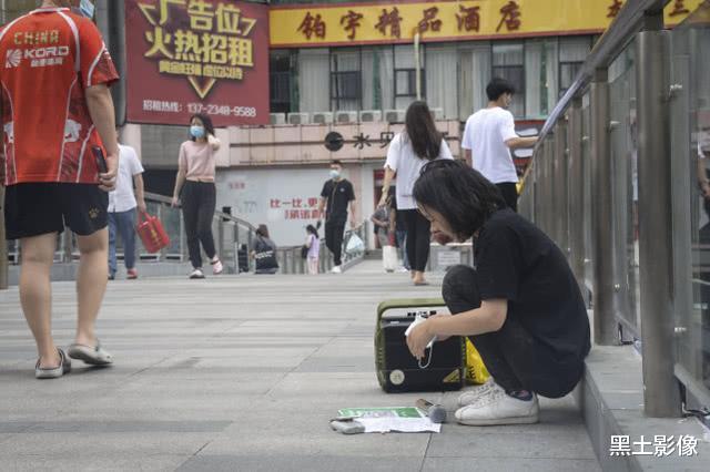 美女为生娃导致面部畸形,流浪街头自救:想活久一点,陪儿子长大