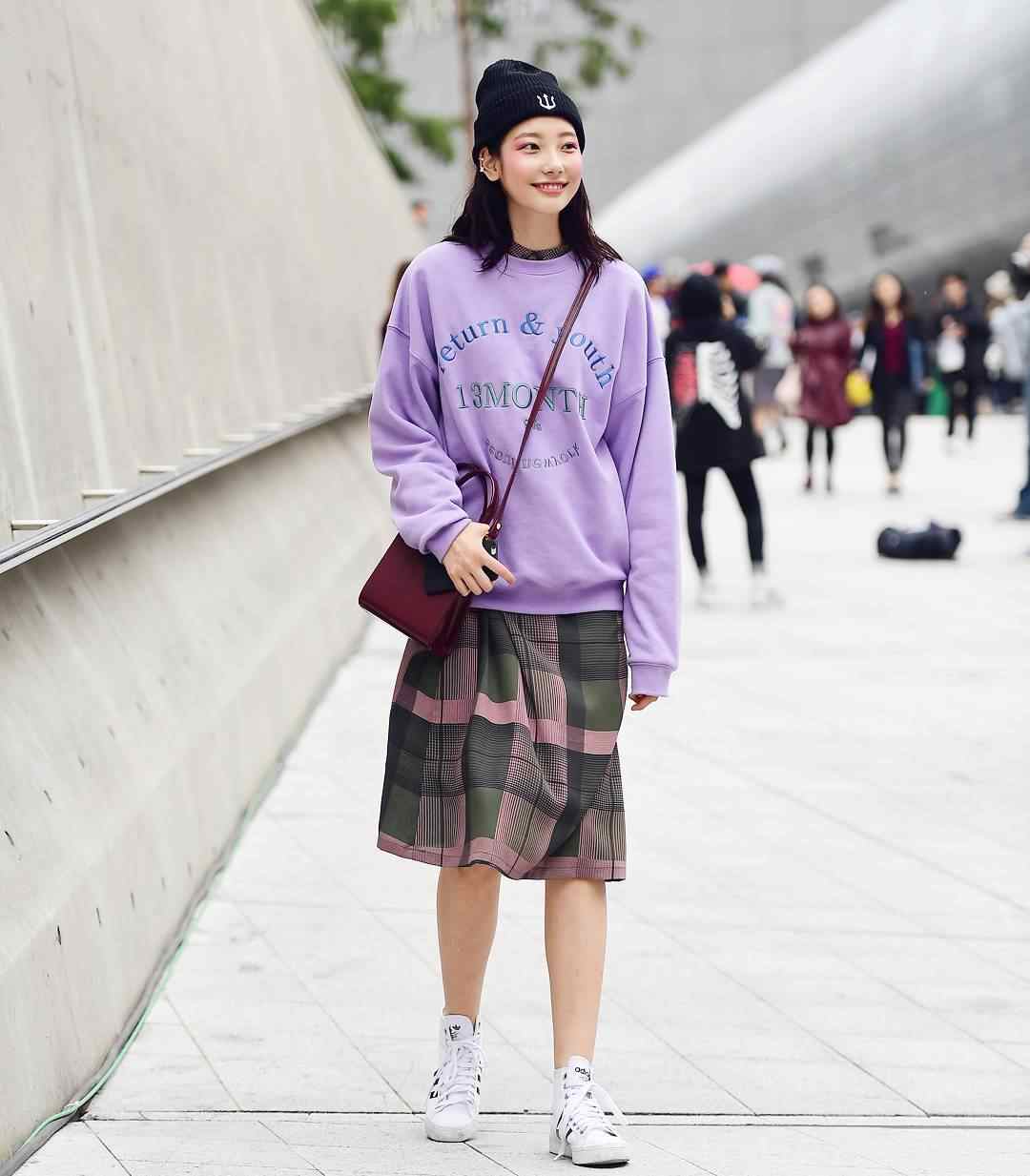 既能配高跟鞋又能配运动鞋的裤子,适合配裙子的运动鞋