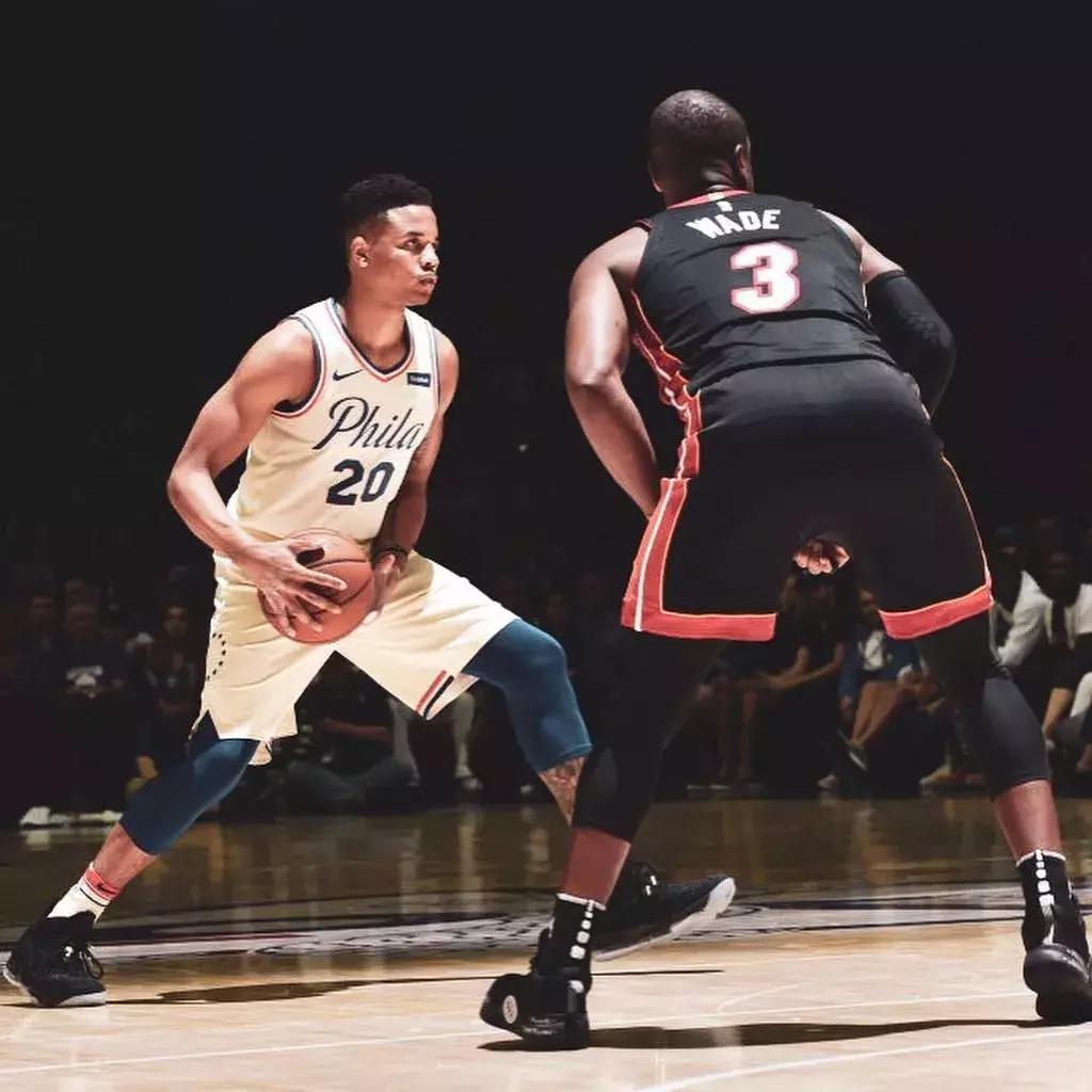 坐在观众席上看球赛篮球绝杀,坐在场边投篮