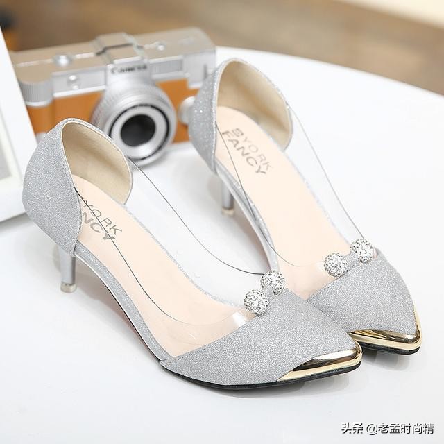 气质高级感粗跟尖头鞋,女生优雅风穿搭尖头细跟鞋