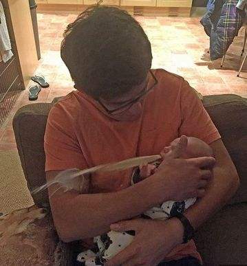 宝宝喝奶被呛到咳完立刻接着喝,小宝宝喝奶被呛到妈妈急救