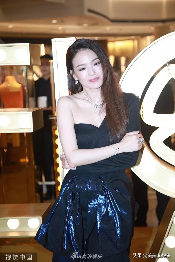 一个真摔全网心疼，另一个靠假摔捂胸博头条？落差真大