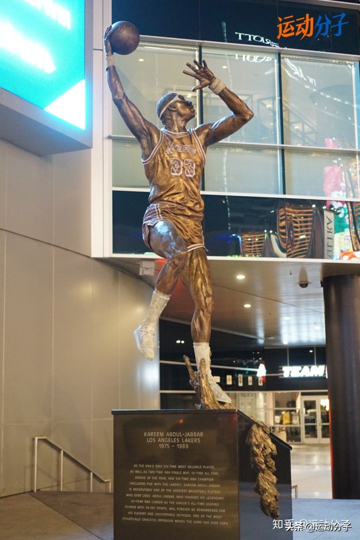 斯台普斯球馆雕像,斯台普斯中心门前的雕像