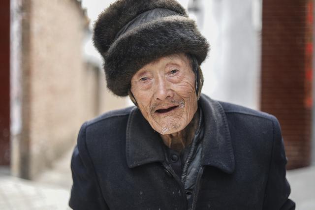 “人老了，儿女不赡养老人怎么办？”4位老人给出4种方法，聪明