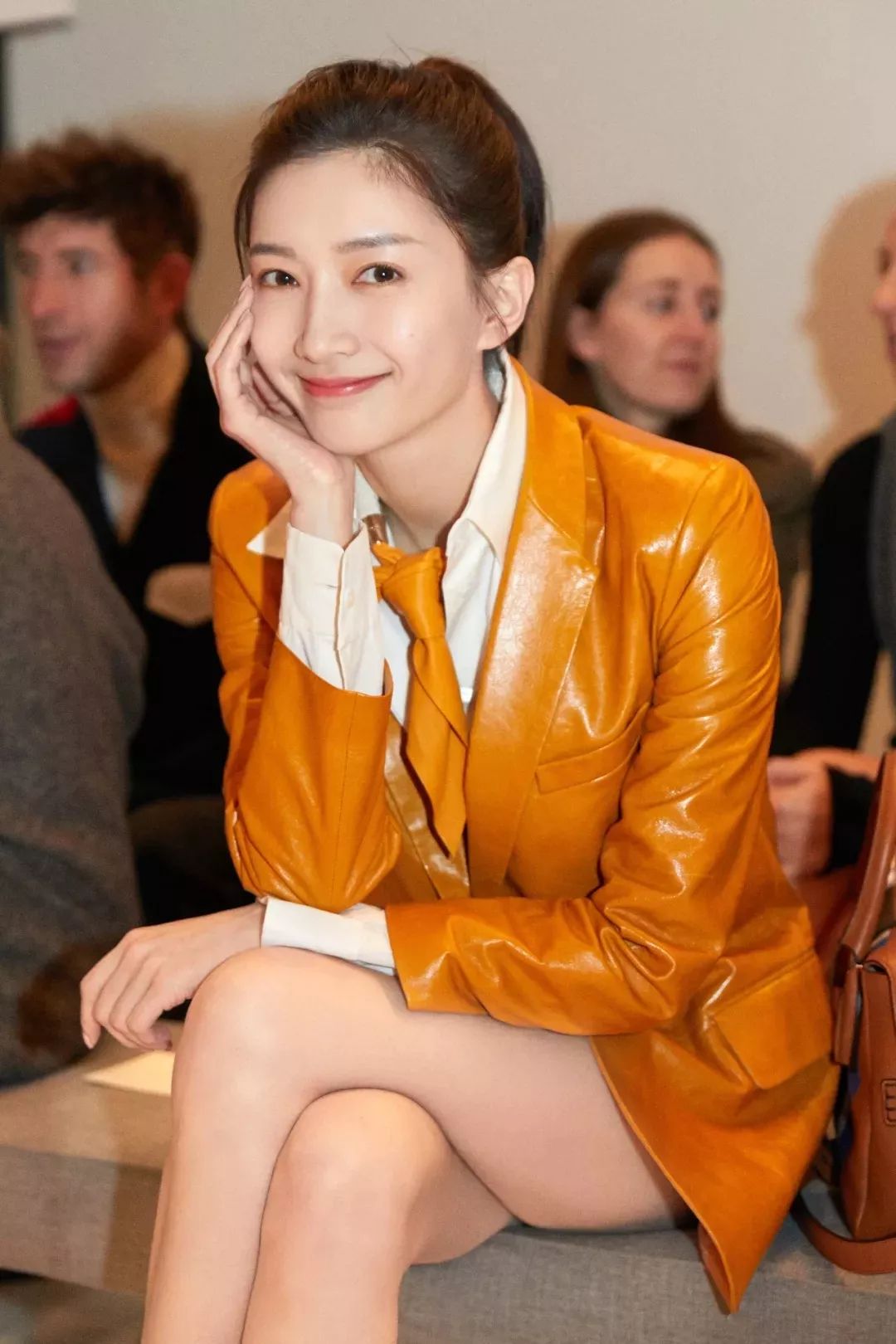 跨越半世纪的经典搭配王丝巾，这都当衣服穿了？