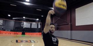 新手篮球投篮时怎么抓球,篮球新手怎么投篮命中率高