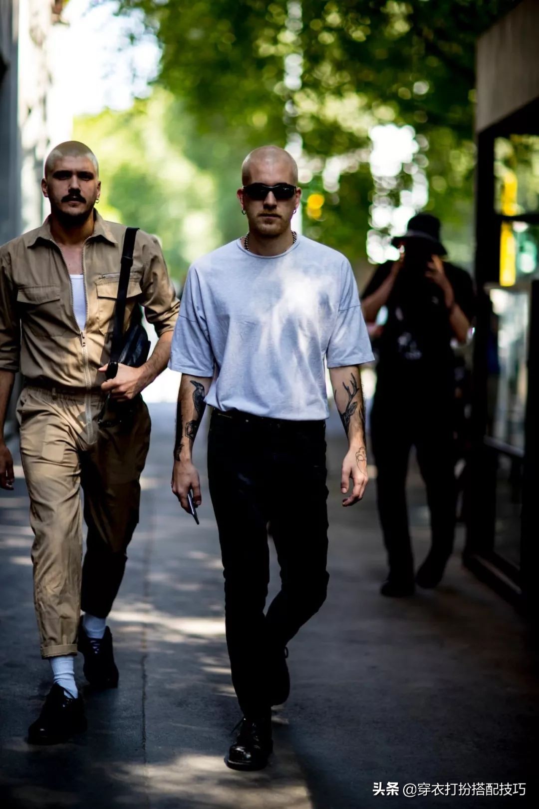 别人穿白T很时髦，自己穿起来却像睡衣，问题都出现在哪里？