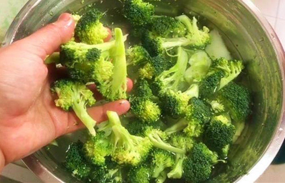 西兰花里有好多虫和虫卵还能吃吗,西兰花直接用清水洗就错了