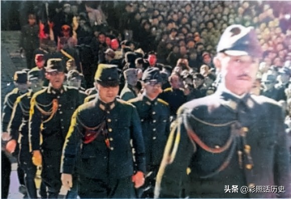 日军受降仪式彩色老照片,老照片东南亚战场上投降的日军