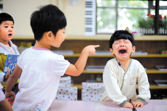 姐弟俩坐地铁火了，一个举动获千万网友点赞：这才是真正的富养