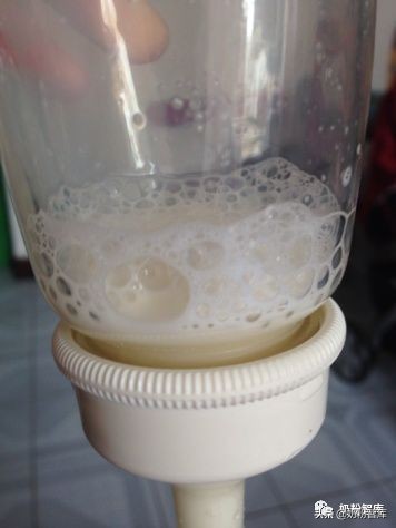 新生儿喝完奶嘴巴有泡泡正常吗,喝完奶奶瓶很多气泡怎么办