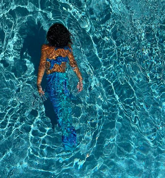 亿万富婆金小妹宠女无度！斯托米穿泳衣变美人鱼，偌大泳池开眼界