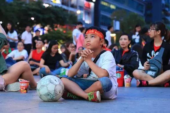 越南人有多爱足球？好多漂亮小姐姐都上街当起了“啦啦队”